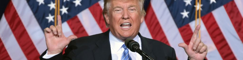 le président américain sur fond de drapeau étoilé.