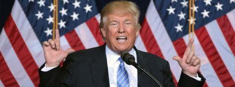 Trump Sur Twitter le président américain sur fond de drapeau étoilé.