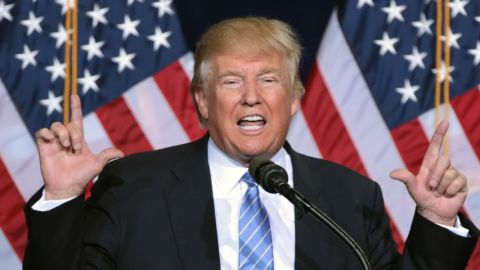 le président américain sur fond de drapeau étoilé.