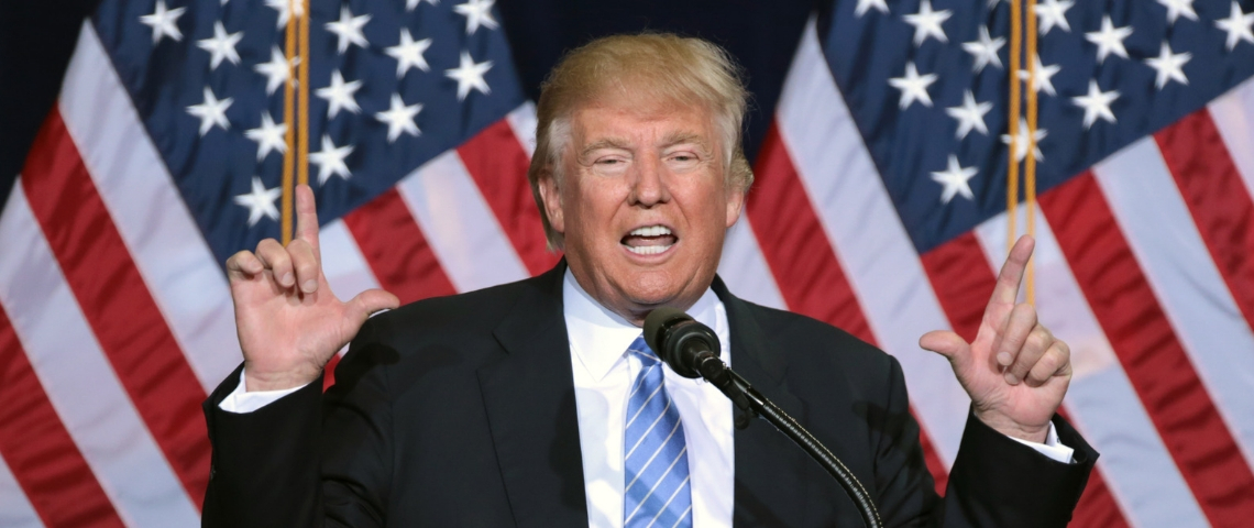 Trump Sur Twitter le président américain sur fond de drapeau étoilé.