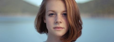 Les jeunes et le pouvoir Gros plan sur la tête d'un adolescente rousse