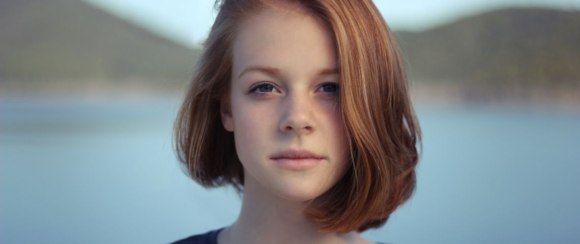 Les jeunes et le pouvoir Gros plan sur la tête d'un adolescente rousse