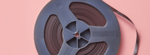 Tout a un prix, même votre voix Une pellicule sur fond rose