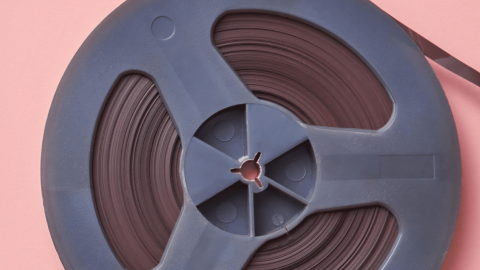 Une pellicule sur fond rose