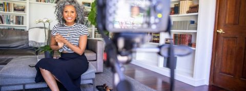 Influenceurs en quête d’une nouvelle reconnaissance Une femme métisse souriante devant une caméra, influence