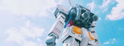 Les robots : le futur du sport ? Un robot debout avec ciel bleu