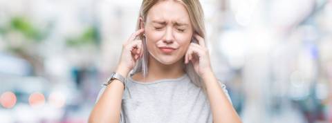 Pollution sonore : un fléau qu'il faut rendre visible Une femme qui se bouche les oreilles