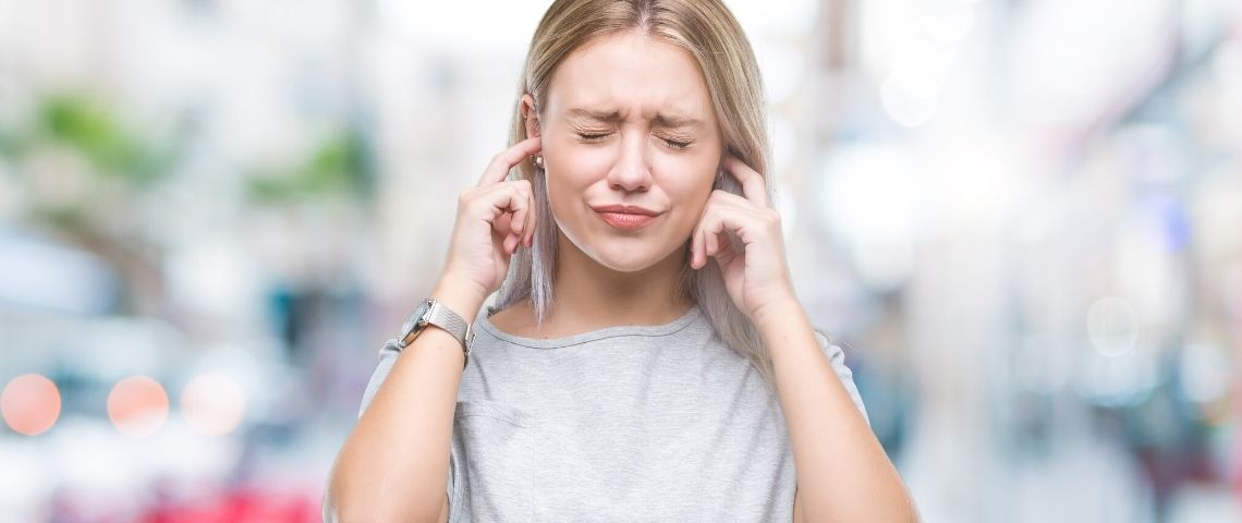 Pollution sonore : un fléau qu'il faut rendre visible Une femme qui se bouche les oreilles
