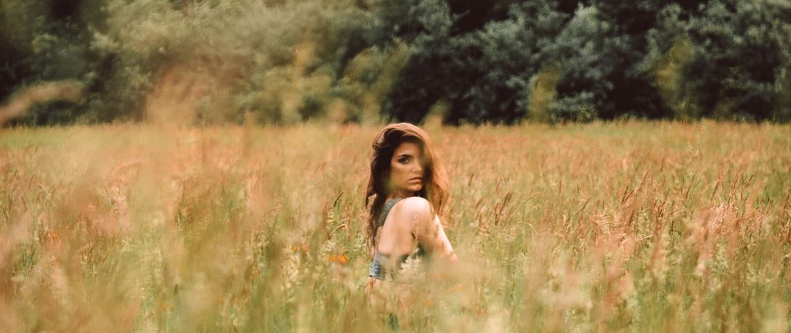Biovive : quand une marque bio et vegan collabore avec des micro-influenceurs Séance photo dans un champ