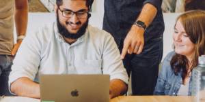 Des gens travaillent ensemble