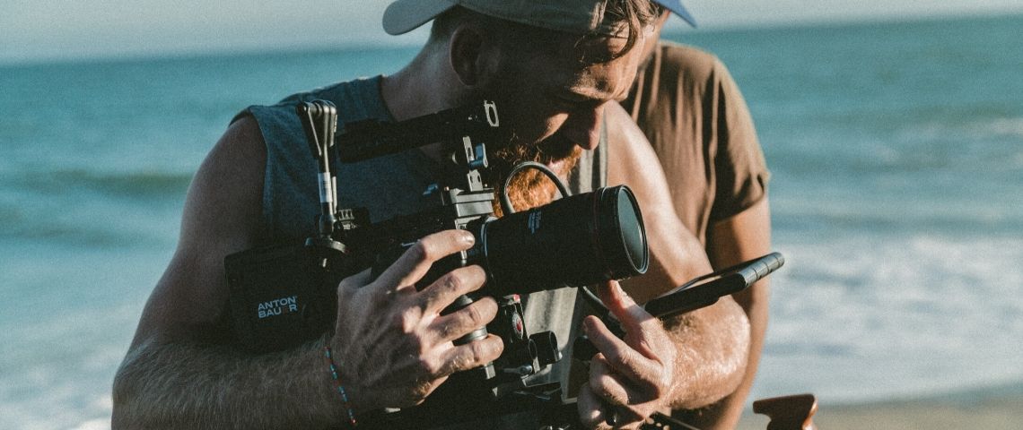 Comment fidéliser les talents freelances en entreprise ? Cadreur monteur sur un tournage