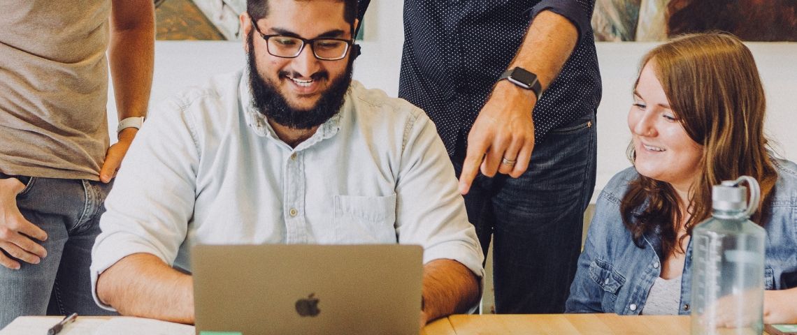 Le « Test Utilisateur » : ou l’art de prendre du temps pour en gagner Des gens travaillent ensemble