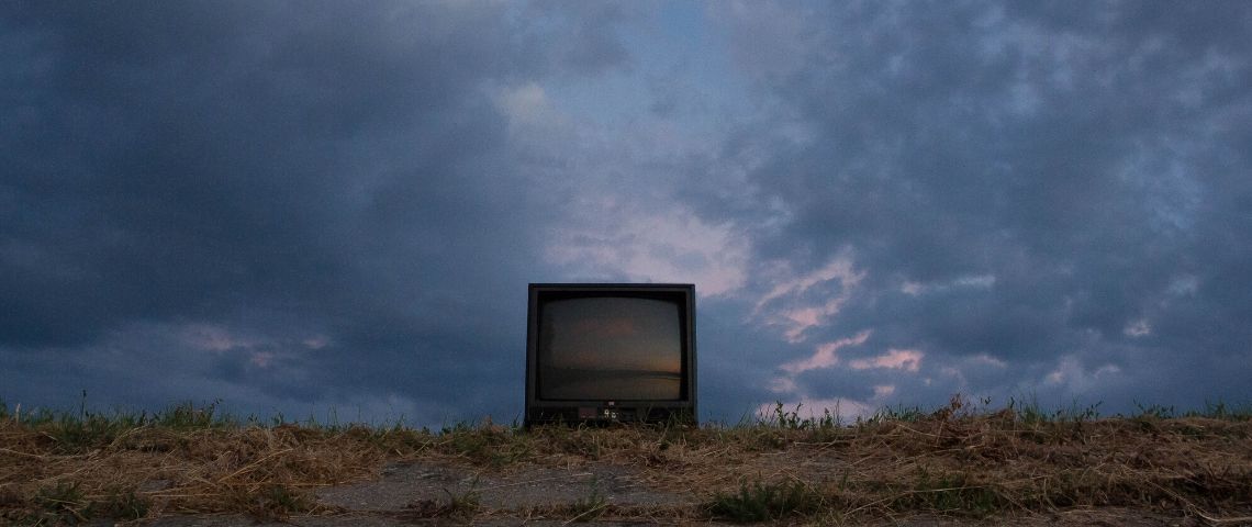 Slow Content et Data : amis ou ennemis ? Une télé au milieu d'un champ