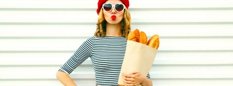 Que veulent manger les Français ? Une femme avec une marinière, un béret et des baguettes de pain