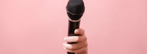 Les médias doivent-ils construire leurs sujets avec leurs lecteurs ? Une main de femme tendant un micro