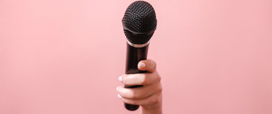 Les médias doivent-ils construire leurs sujets avec leurs lecteurs ? Une main de femme tendant un micro