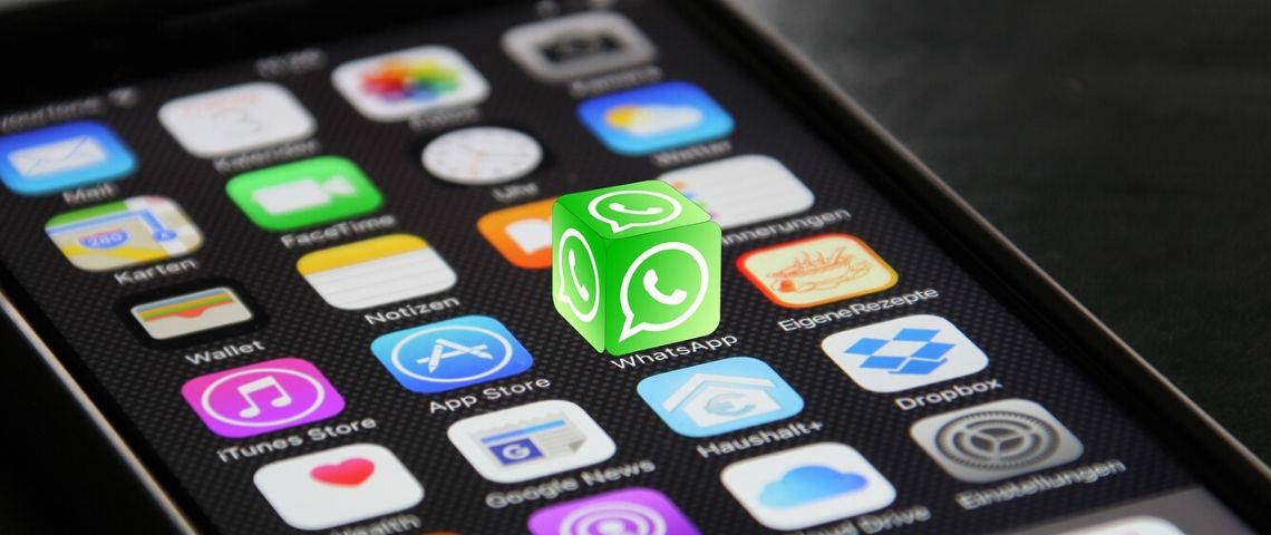 Vendredi 21 février le site Vice publiait un article indiquant que des centaines de numéros de portables étaient accessibles en clair. Logo Whatsapp sortant d'un téléphone portable