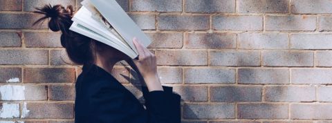 Aux USA, les étudiants ont droit à des jours de congés pour la santé mentale Une femme avec un cahier sur la tête