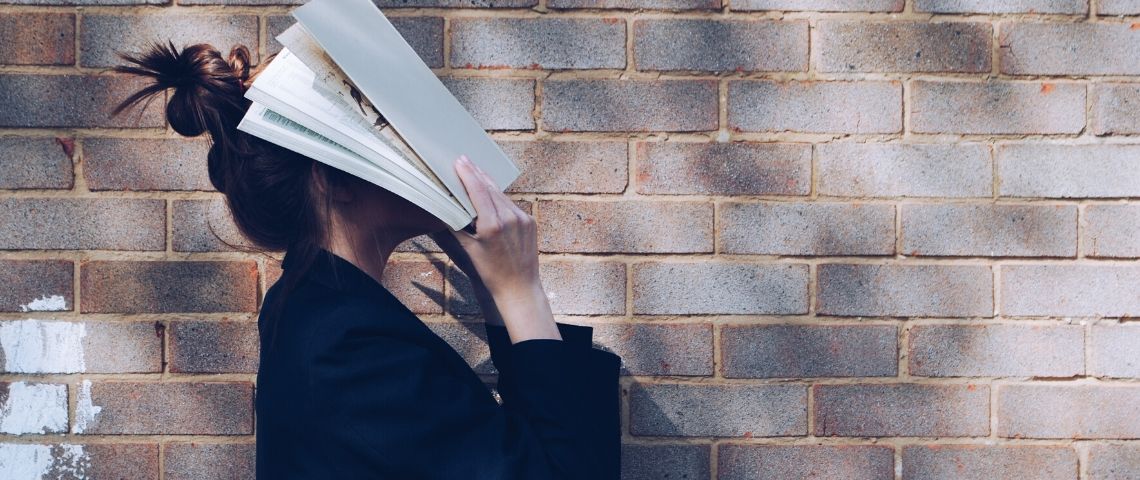 Aux USA, les étudiants ont droit à des jours de congés pour la santé mentale Une femme avec un cahier sur la tête