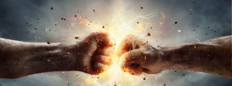 deux mains qui s'entrechoquent deux mains qui s'entrechoquent sur fond d'un ciel