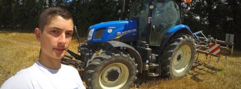 les agriculteurs prennent le pouvoir sur YouTube un jeune agriculteur se prend en selfie devant un tracteur