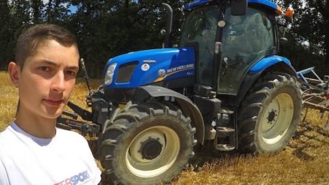 les agriculteurs prennent le pouvoir sur YouTube un jeune agriculteur se prend en selfie devant un tracteur