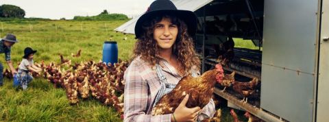 Comment changer l'image des agriculteurs ? Une agricultrice avec un poulet dans les bras