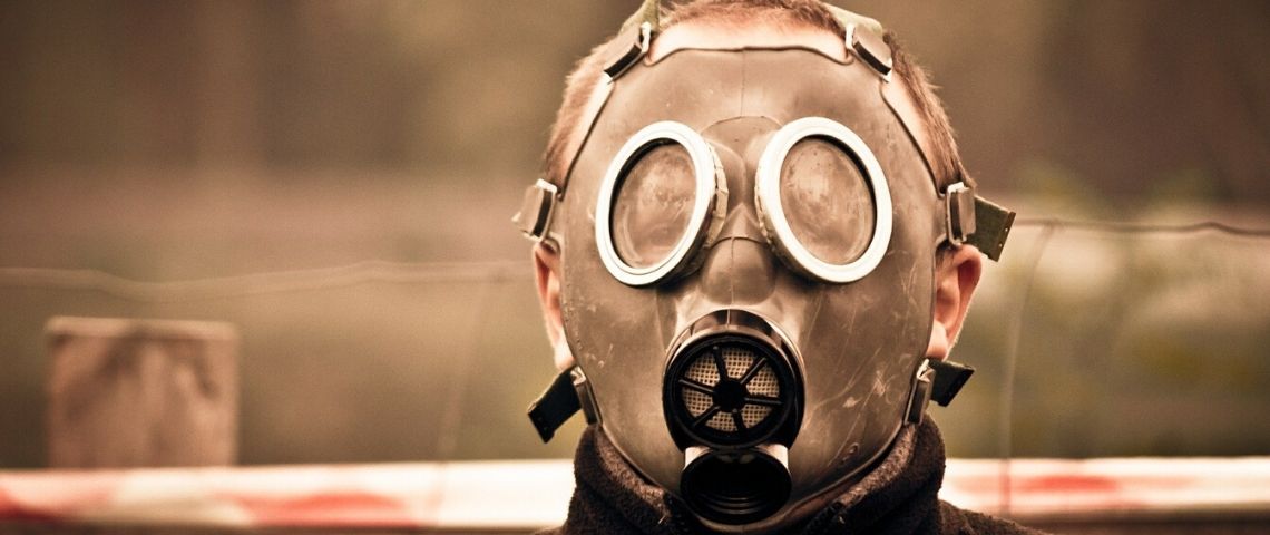 Amazon demande le retrait de sa plateforme des produits censé combattre le coronavirus Homme portant un masque