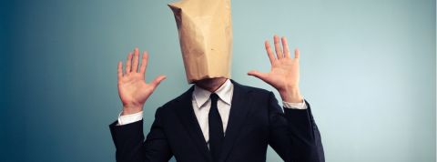 Quel rapport entre l'affaire Griveaux et l'anonymat en ligne ? Aucun un homme avec un sac en papier sur la tête qui lève les mains