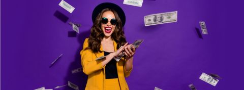 la youtube money ne tombe pas du ciel une femme habillé en jaune qui disperse des billets de banque