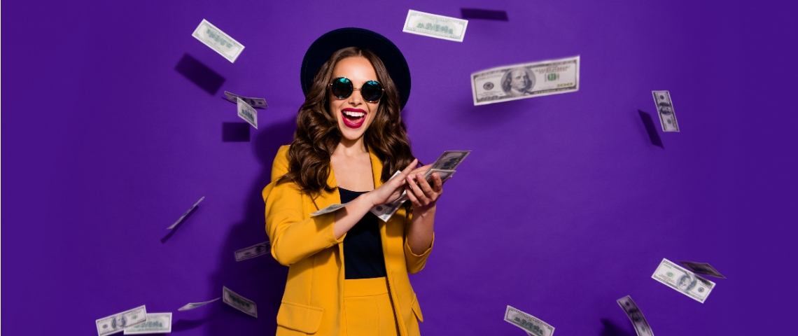 la youtube money ne tombe pas du ciel une femme habillé en jaune qui disperse des billets de banque