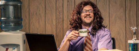 Les plus beaux bureaux de la tech française un homme assis à une bureau dans une chemise violette