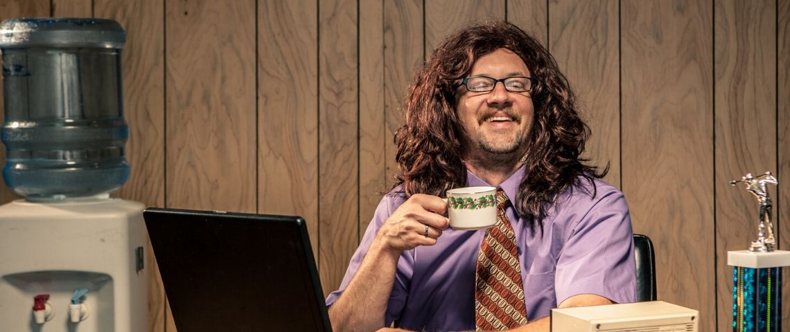 Les plus beaux bureaux de la tech française un homme assis à une bureau dans une chemise violette