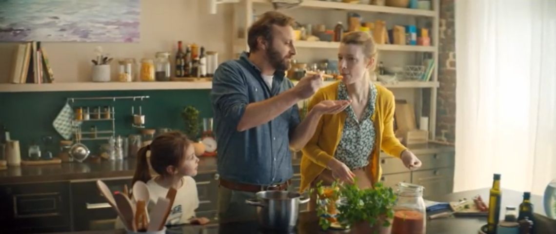 Bjorg se réinvente sur les écrans et dévoile sa nouvelle campagne « Bjorg to be alive » , signée par l’agence Les Présidents. Famille faisant la cuisine