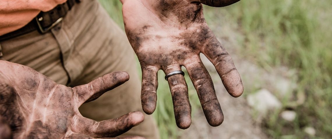 La campagne de Groupama, signée Marcel, met au coeur les agriculteurs Mains d'agriculteur pleine de terre