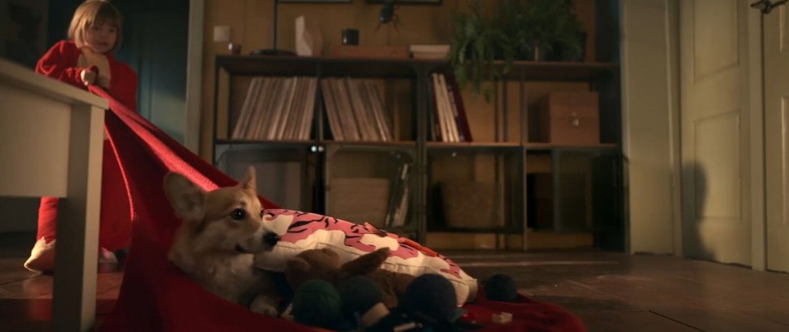 la nouvelle campagne de communication d'Ikéa, signée Buzzman, met au coeur de son fil la maison Peite fille tirant un chien assis sur une couverture