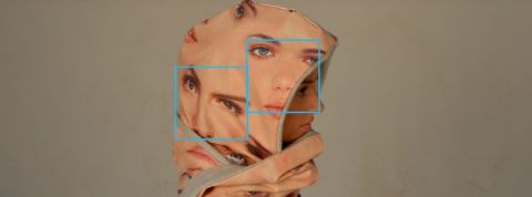 « Souriez, vous êtes filmé » : comment les artistes nous alertent sur la reconnaissance faciale une capuche avec des visages pour se protéger de la reconnaissance faciale