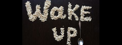 Kellogg's annonce une nouvelle politique sur l'huile de palme Des céréales écrivant le mot - wake up -