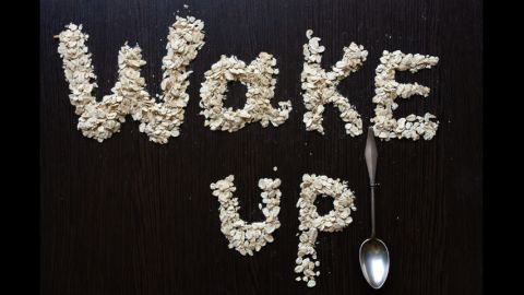 Des céréales écrivant le mot  - wake up - 