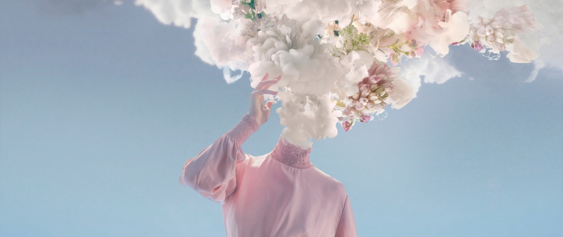 Quelles sont les limites de la compensation carbone ? Une femme dont la tête est remplacée par un nuage et des fleurs