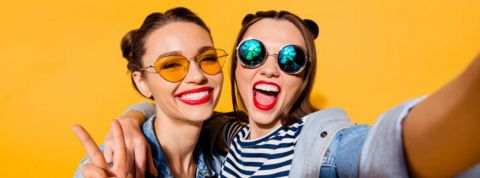 Hoot, la nouvelle app de rencontre qui mélange Tinder et Snapchat deux filles dont un selfie devant un mur jaune
