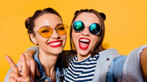 Hoot, la nouvelle app de rencontre qui mélange Tinder et Snapchat deux filles dont un selfie devant un mur jaune
