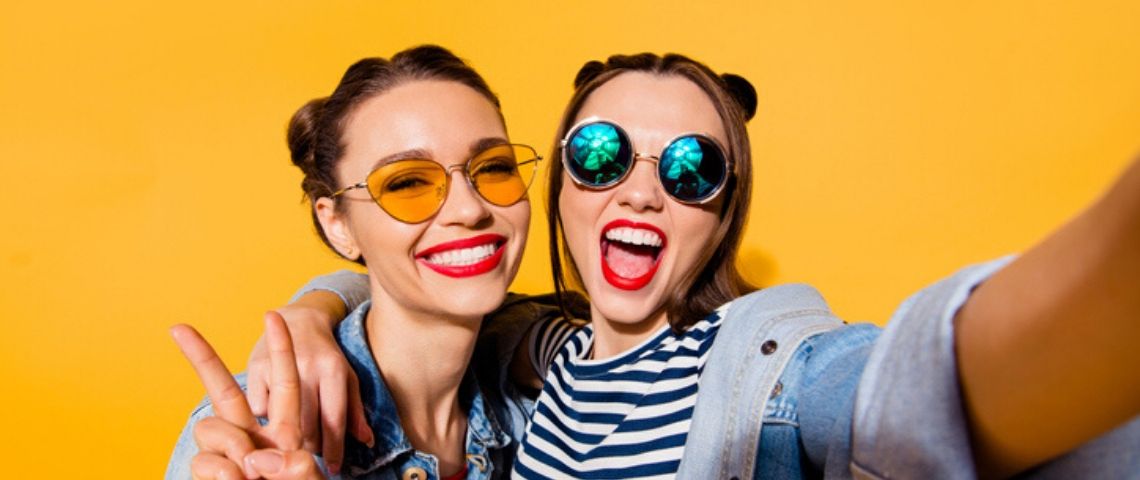 Hoot, la nouvelle app de rencontre qui mélange Tinder et Snapchat deux filles dont un selfie devant un mur jaune