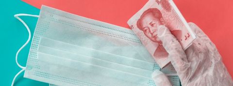 Foxconn paie les Chinois pour revenir travailler Un masque médical avec un billet chinois