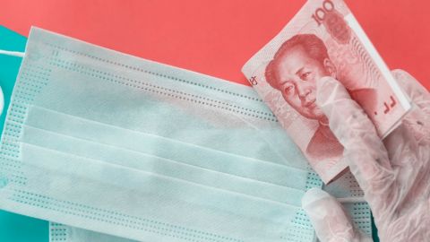 Un masque médical avec un billet chinois