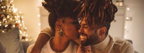 Facebook rebat les cartes du marché du dating une femme embrasse un homme sur la joue