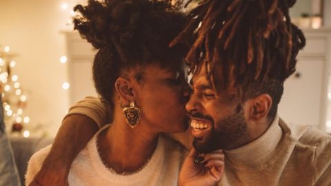 Facebook rebat les cartes du marché du dating une femme embrasse un homme sur la joue