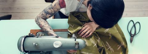 Fashion Week : « toute une génération de créateurs n’est plus d’accord avec le système » jeune femme à la machine à coudre