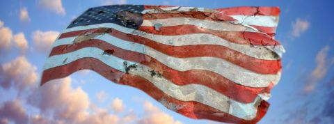drapeau americain guerre drapeau américain abimé qui flotte dans le ciel