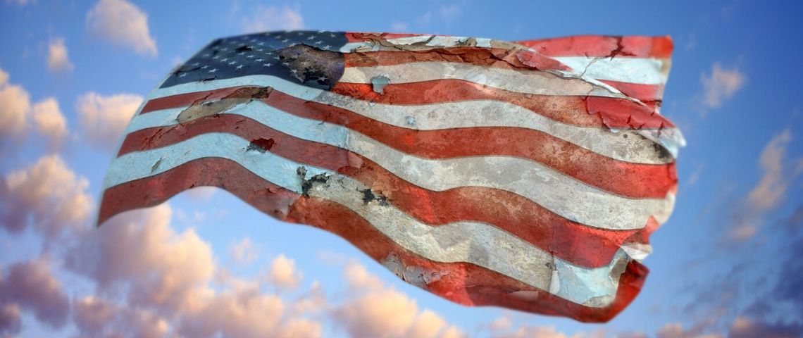 drapeau americain guerre drapeau américain abimé qui flotte dans le ciel
